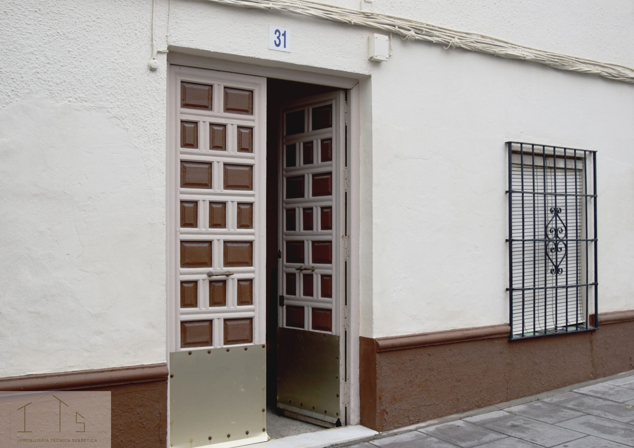 Vivienda unifamiliar entre medianeras en C/Catedrático Alcalá Santaella - Imagen 2